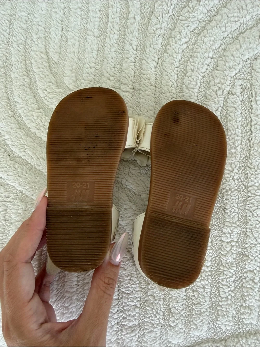 H&M Kids Floral Strap Sandals in Cream - pre loved- 20-21